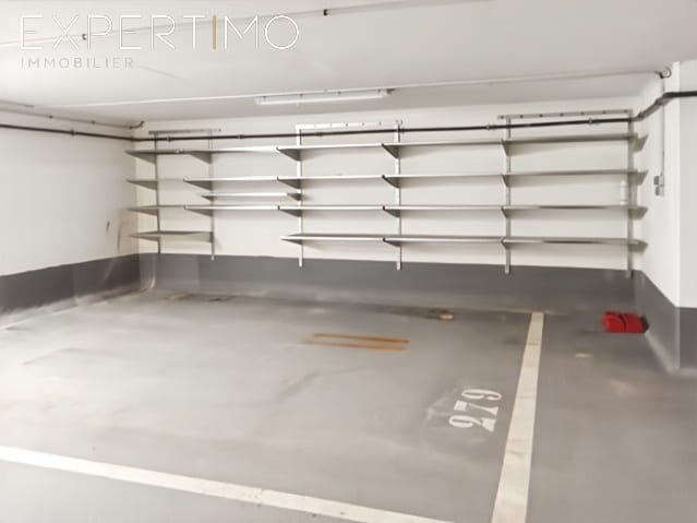 Location box fermé de 80 m² – 4 places de parking